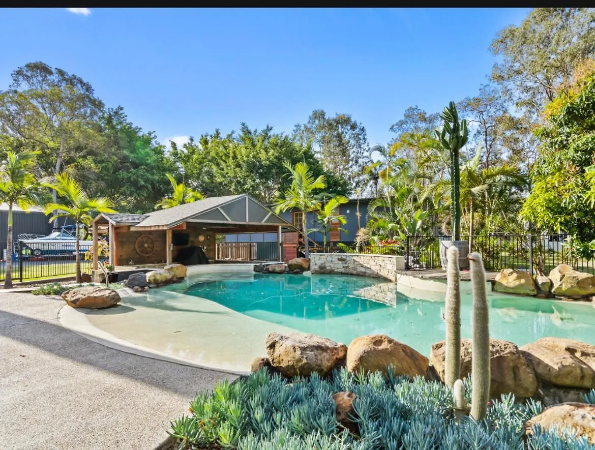 2 Bedroom Cottage With Lagoon Pool & Spa Capalaba 0*,  Avustralya