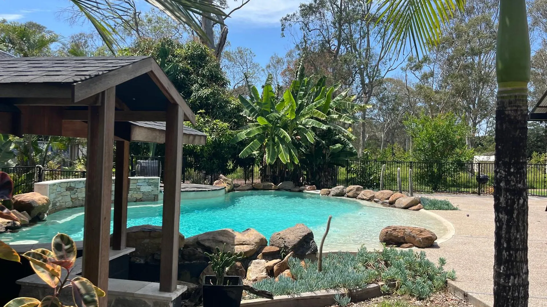 2 Bedroom Cottage With Lagoon Pool & Spa Capalaba Avustralya